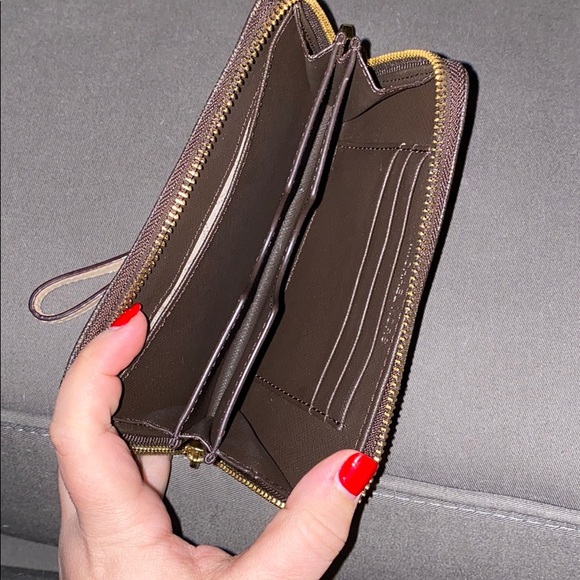 Michael Kors wristlet. - Picture 3 of 4